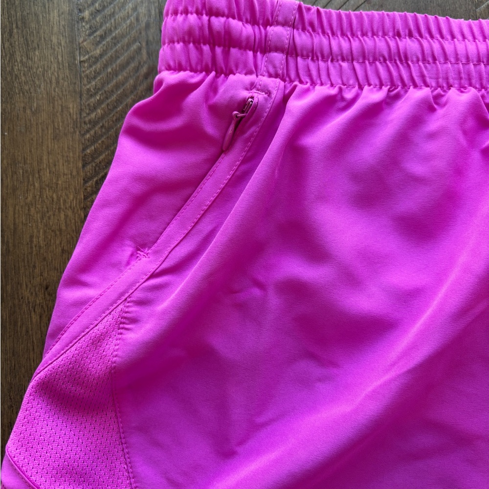 Under Armour Women's Vibrant Pink Athletic Shorts Size Medium NWT - Picture 2 of 7